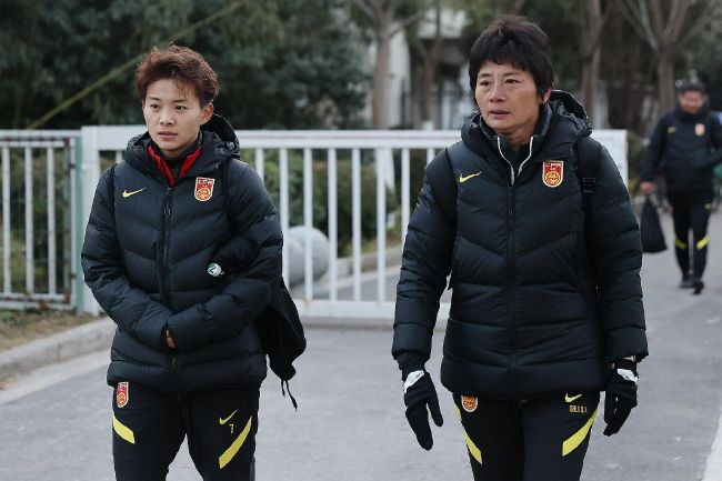 女人趴到床脱了内裤打光屁股视频